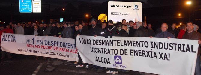 La plantilla de Alcoa corta el tráfico en A Grela en protesta por los despidos