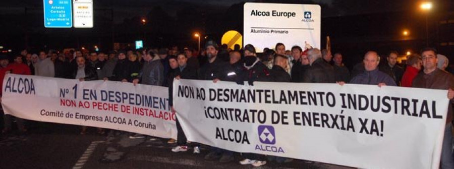 La plantilla de Alcoa corta el tráfico en A Grela en protesta por los despidos