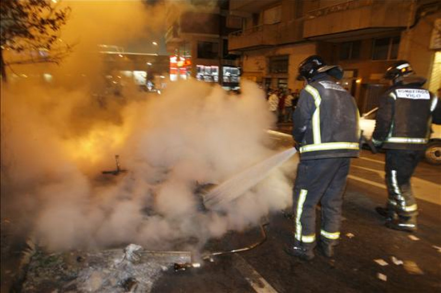 Tres personas sufren quemaduras leves en un incendio en un domicilio de Ourense