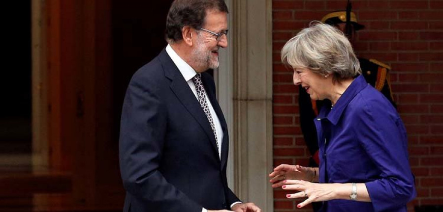 Rajoy lamenta ante May la decisión del Reino Unido de abandonar la UE