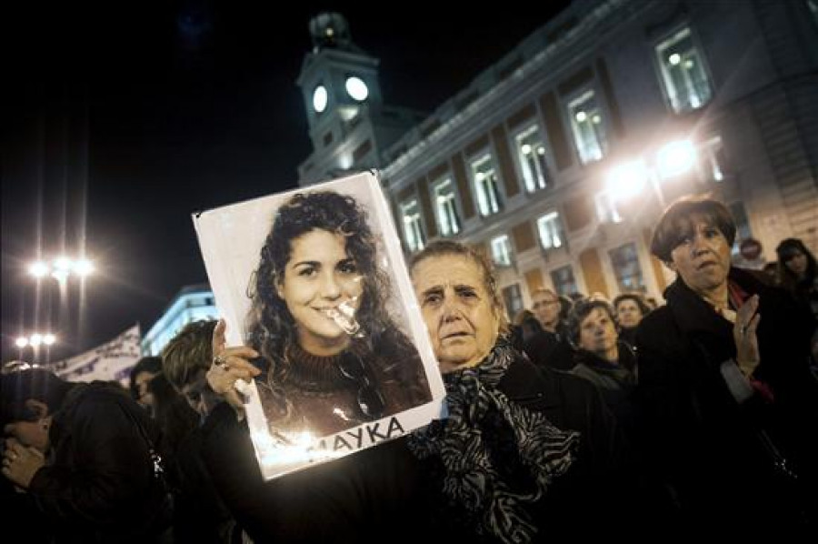 56 rosas rojas en la Puerta del Sol por las mujeres víctimas de la violencia