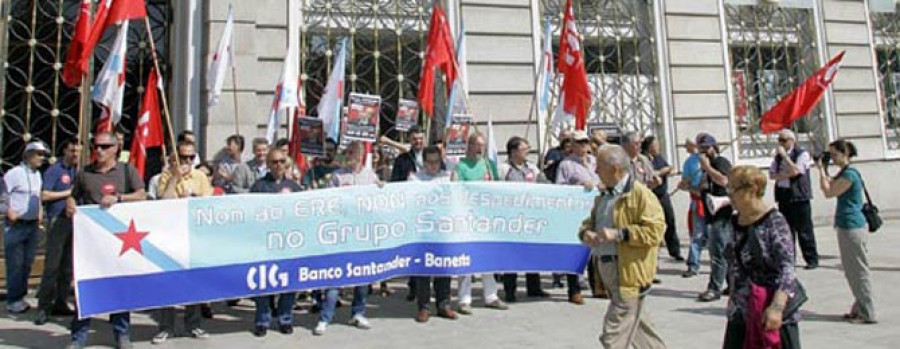 La plantilla del Santander inicia las protestas porque prevé una cascada de despidos en la ciudad