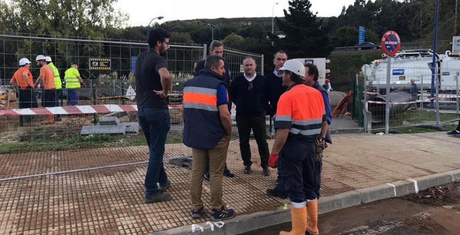 La rotura de una tubería de 
la red general deja sin agua 
a todo el núcleo de O Burgo