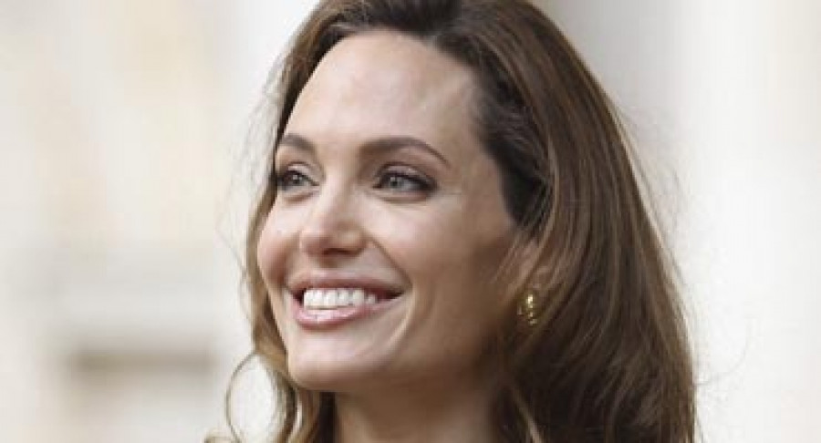 Angelina Jolie recibe un campo de tiro como regalo de bodas de Brad Pitt