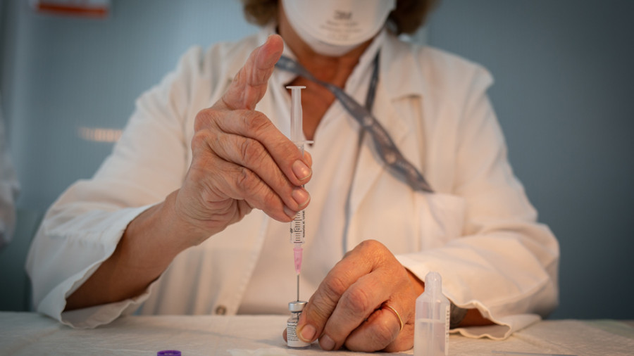 Pfizer reduce de forma temporal las entregas a Europa para incrementar  la producción