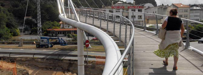 ARTEIXO-La pasarela de Sabón deja a la vista sus cimientos con los primeros trabajos para ejecutar su traslado