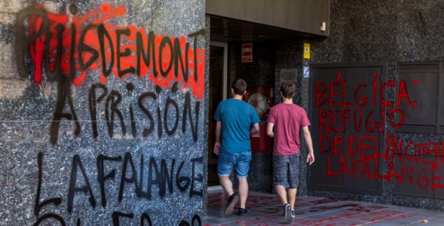 Llenan de pintadas contra Bélgica el portal de su consulado en Barcelona