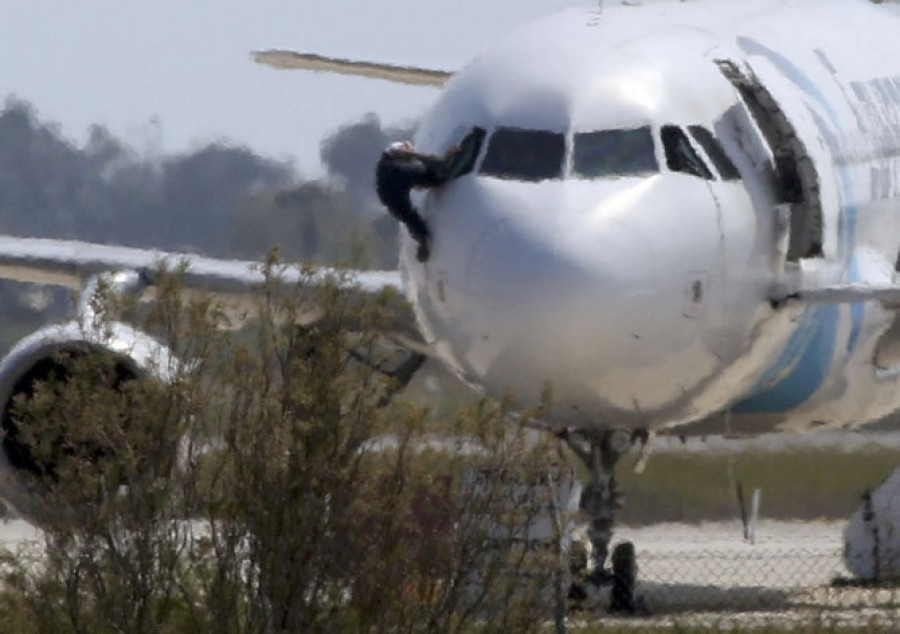 Detenida una persona por falsa amenaza de bomba en un avión que iba de Azores a Bilbao