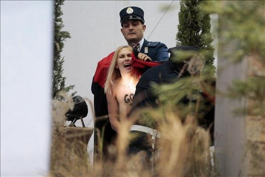 La feminista detenida en el Vaticano, en espera de ser interrogada