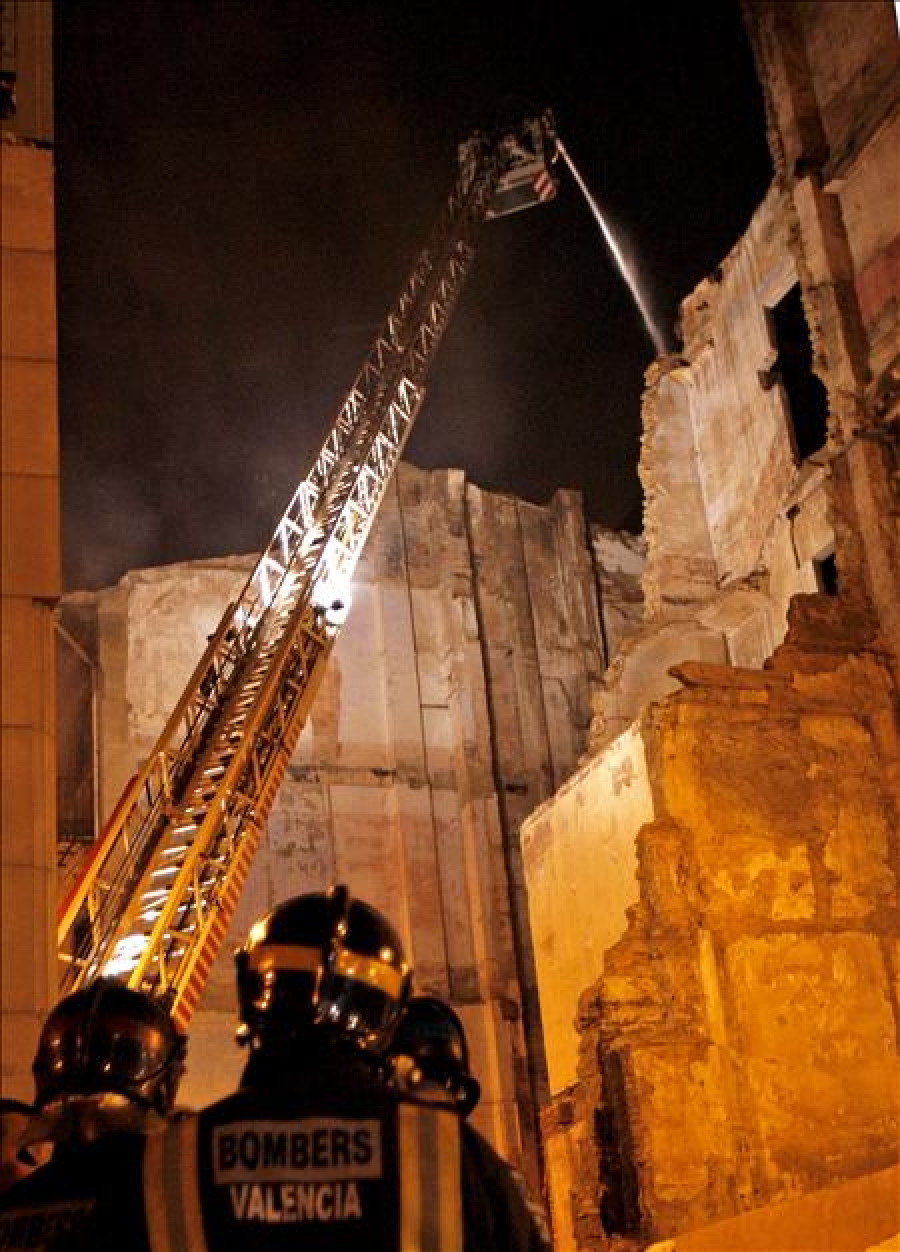 Hallan un cadáver calcinado al extinguir un incendio en una casa de Valencia