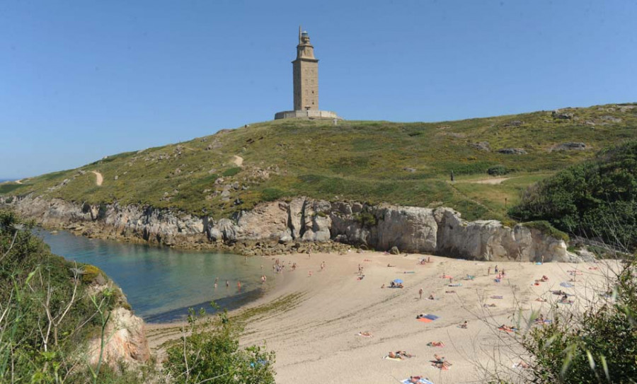 La Policía Local aborta un macrobotellón en la zona  de la playa de As Lapas