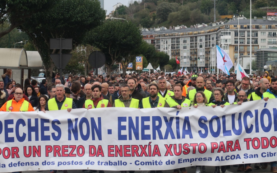 Los trabajadores de Alcoa reciben el respaldo de diez mil personas en su marcha por Viveiro