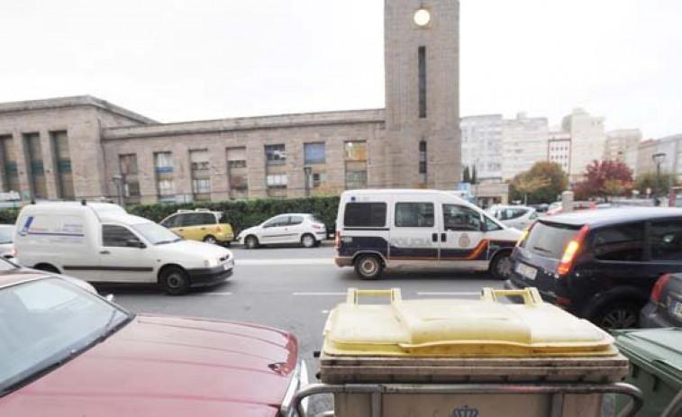 Unos policías salvan la vida a un pasajero infartado en la estación de tren