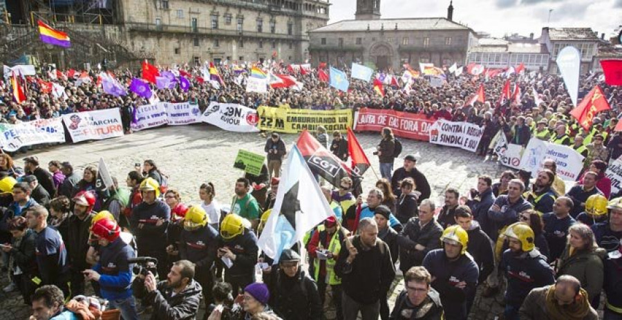 Miles de personas protestan durante  la Marcha por la Dignidad en Santiago