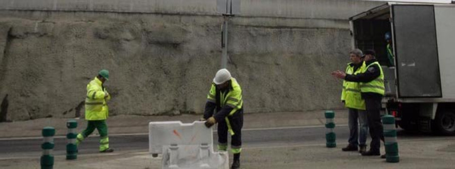 El corte de la Tercera Ronda genera atascos en la carretera de As Rañas