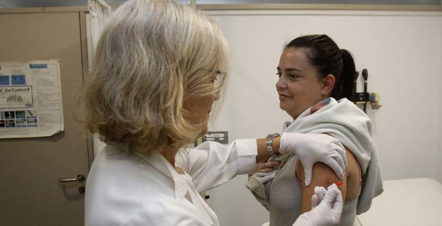 Galicia comienza la campaña de vacunación de la gripe tras proteger al personal sanitario