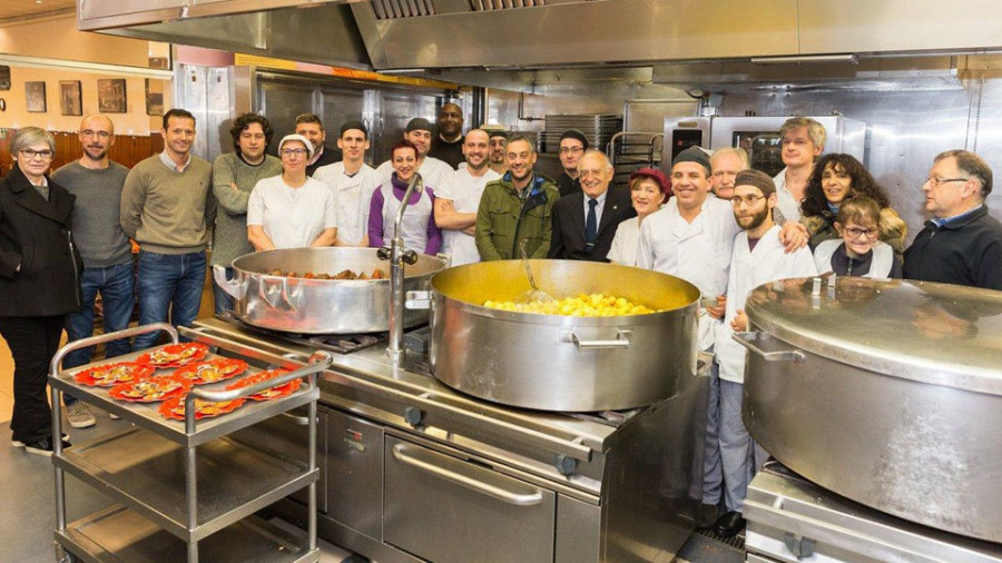 El alcalde cumple  con la tradición navideña de visitar la  Cocina Económica