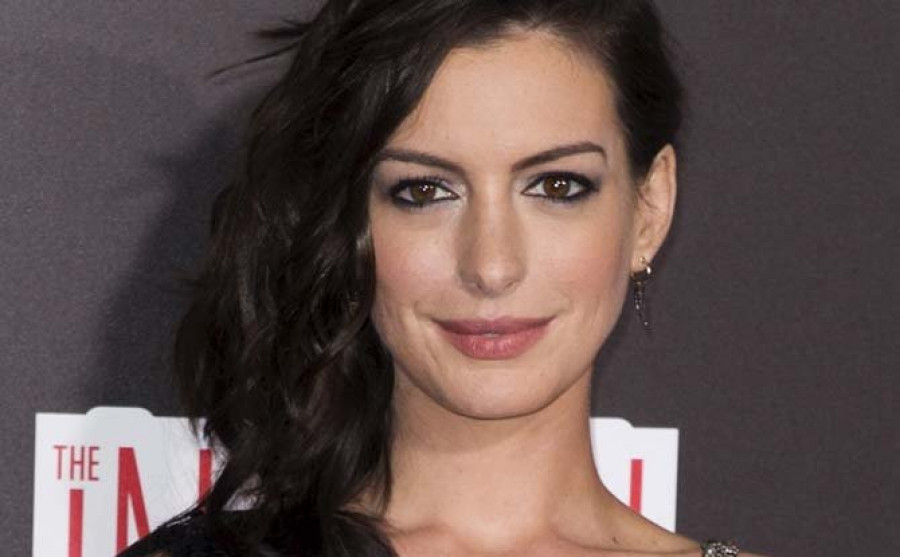 Anne Hathaway presume de tripita en la playa