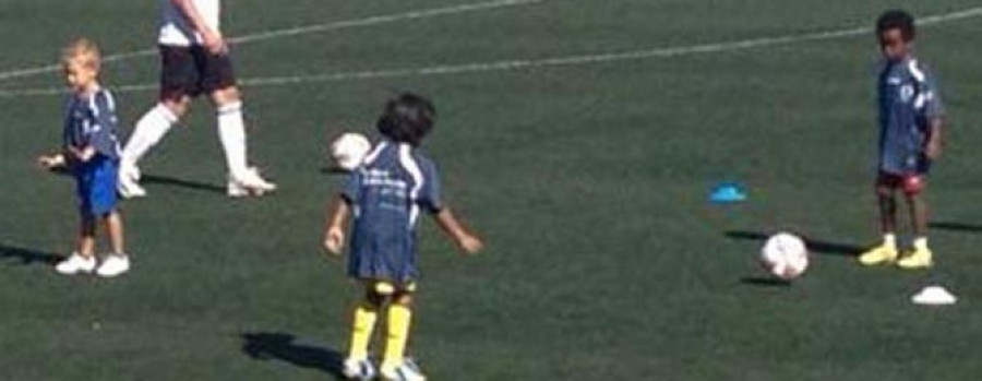 El campus de fútbol Ángel Cuéllar se inaugura con una treintena de niños