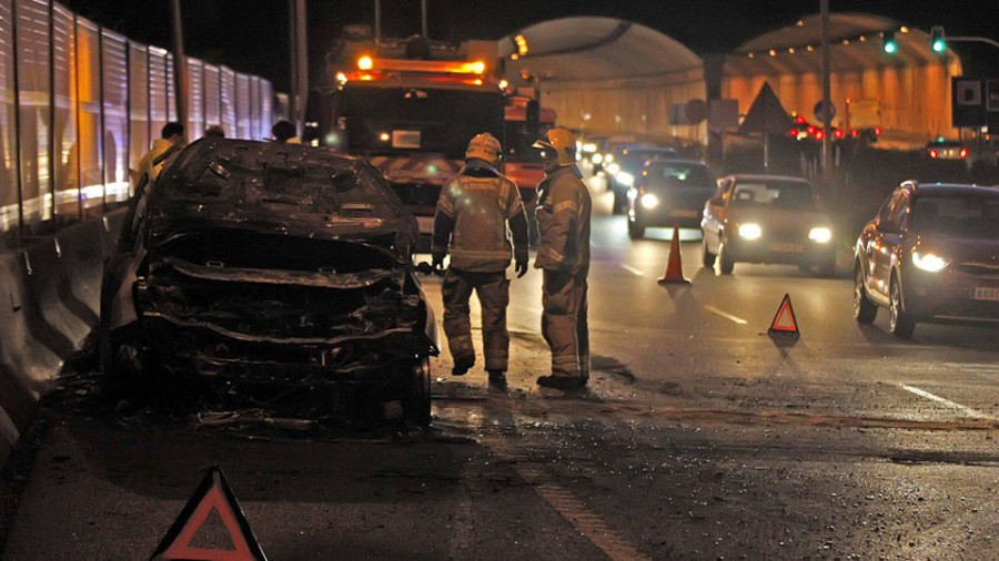 Un coche se incendia en la Tercera Ronda y causa un atasco de una hora