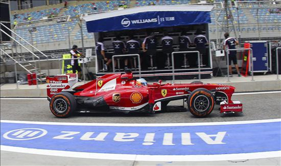 Alonso marca el mejor crono en los terceros libres en Baréin, Vettel segundo