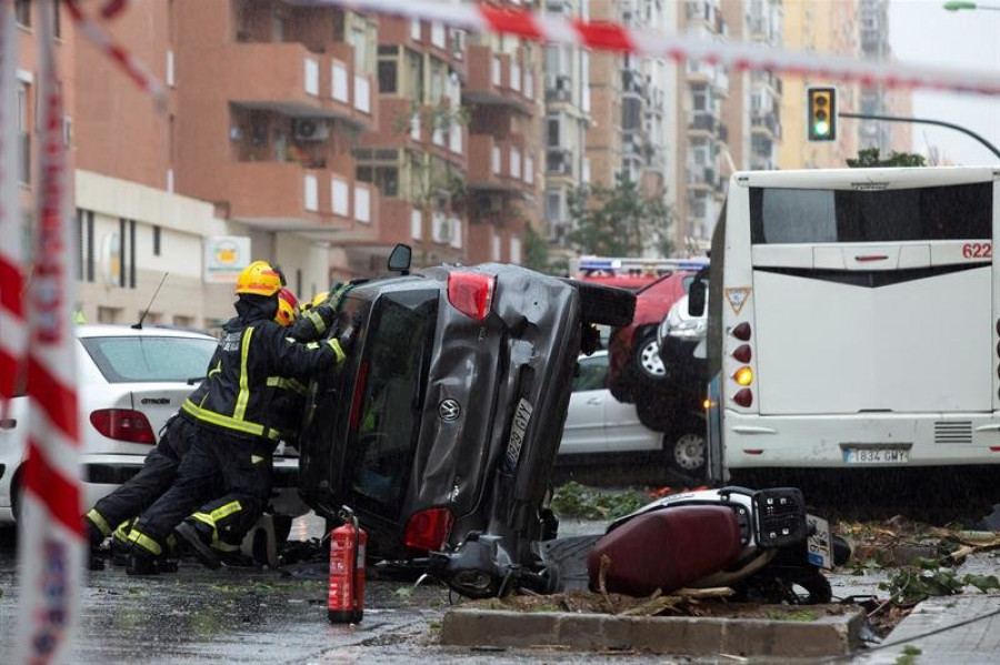 Última hora: arrolla con su autobús a una decena de coches