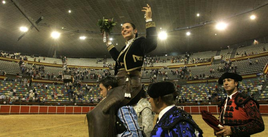 La rejoneadora Noelia Mota rinde el Coliseo con el último toro de la tarde