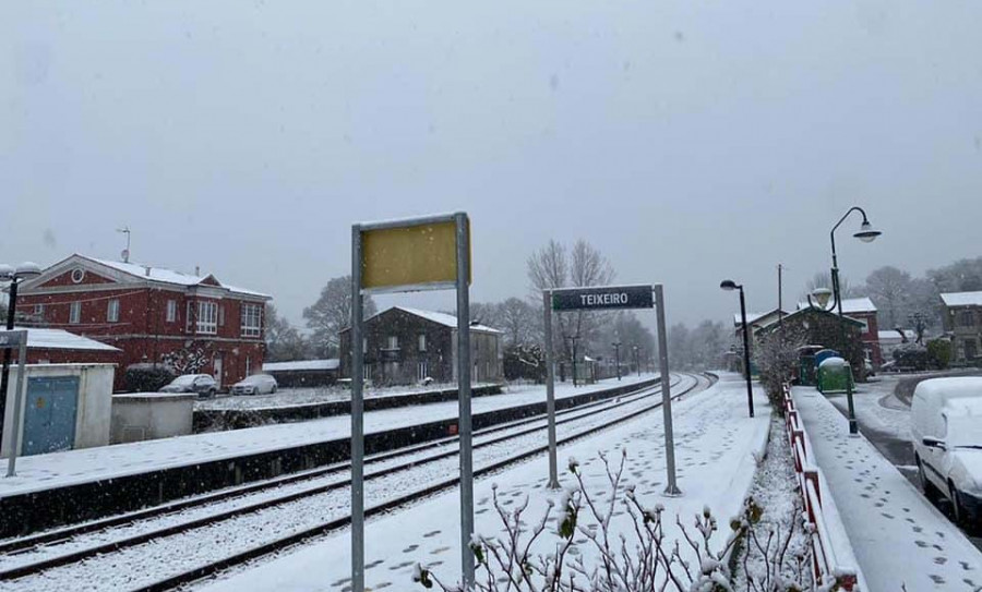 Municipios como Curtis o Aranga amanecen bajo un manto de nieve tras una noche de frío  y precipitaciones