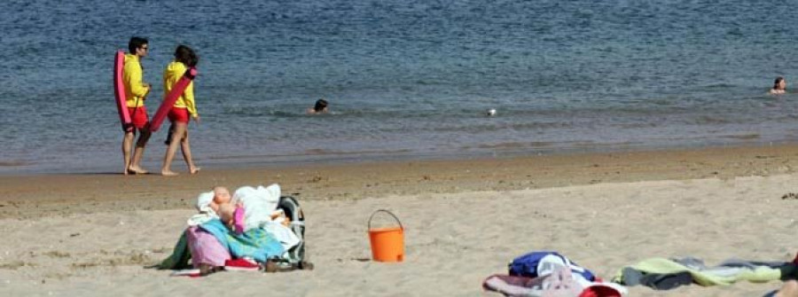 Cuatro arenales coruñeses renuevan sus banderas Ecoplayas 2014