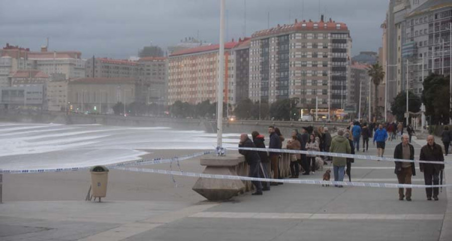 El mal tiempo obliga a mantener cerradas las playas hasta mañana