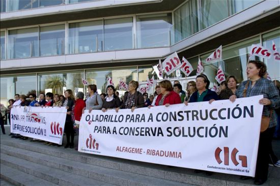 Encierro de trabajadores de Alfageme en la fábrica de Ribadumia