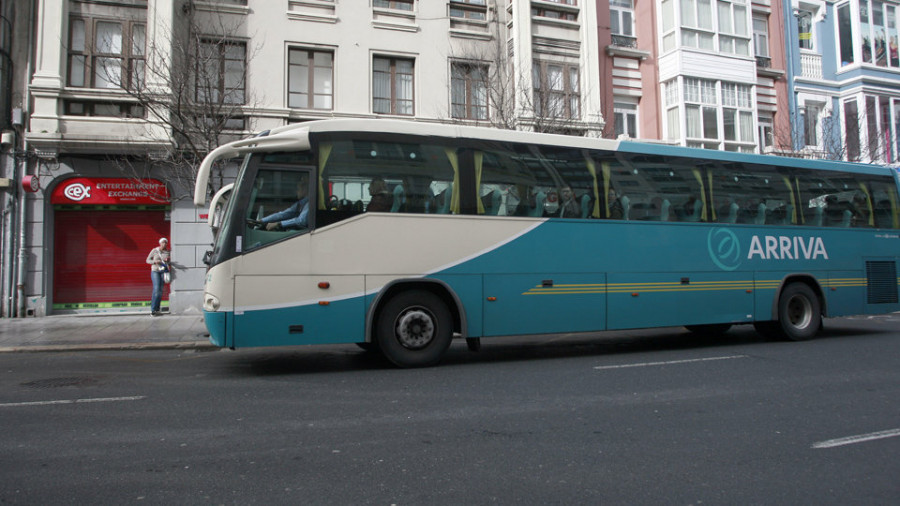 Arriva promete más plazas en el bus Viveiro-A Coruña tras quedar fuera gente
