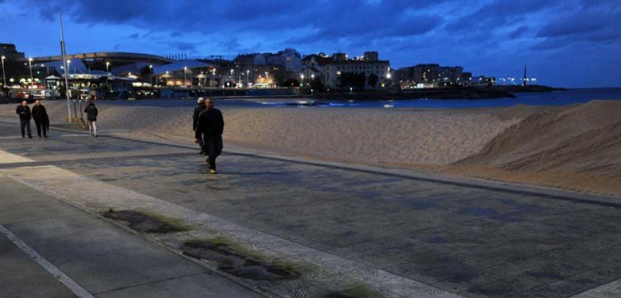 Medio Ambiente retira los bancos del Paseo Marítimo ante la amenaza del temporal