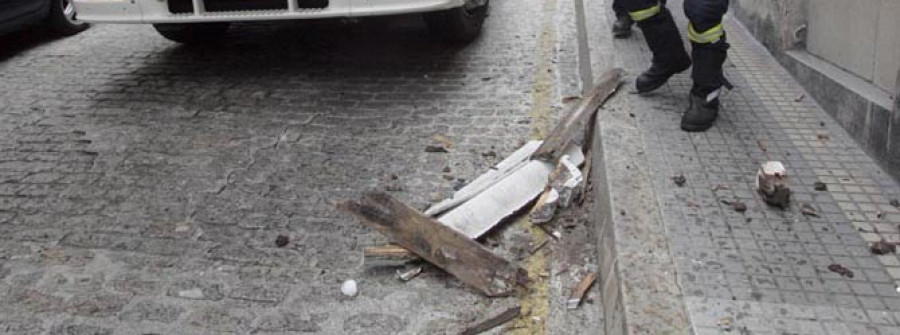 Una caída de cascotes obliga a cortar la calle de Nuestra Señora del Rosario
