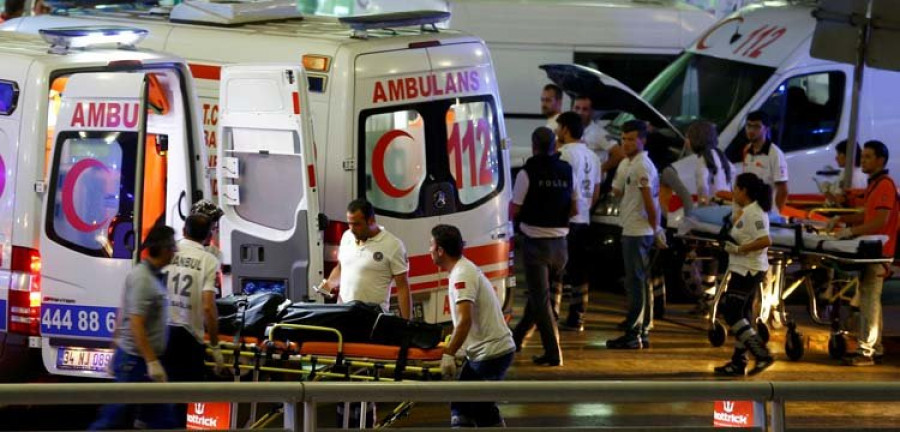 Un doble atentado en el aeropuerto de Estambul deja al menos diez muertos