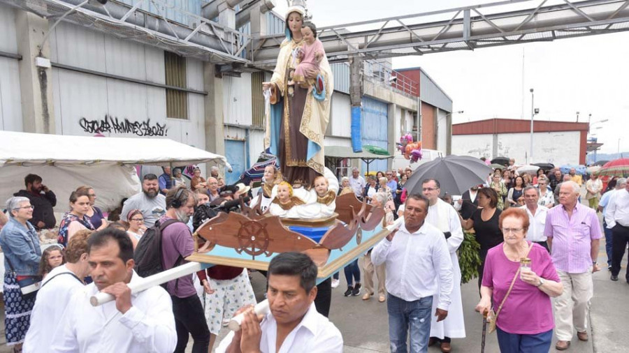 Sada se echa al mar para honrar a la Virgen del Carmen y pedirle su protección durante todo el año