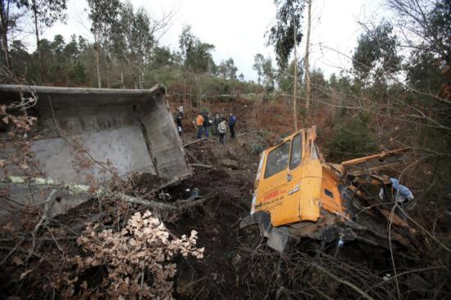 Fallece un camionero al precipitarse su vehículo por un desnivel en Mondariz (Pontevedra)