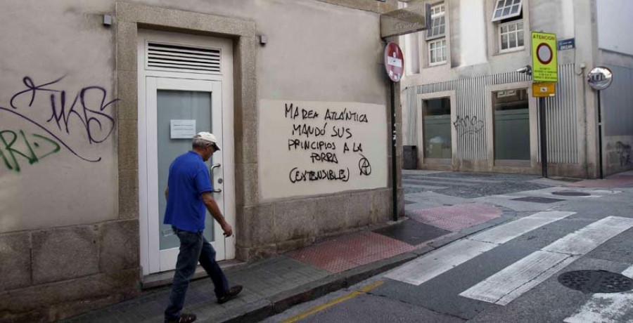 Reaparecen pintadas contra la Marea pocas horas después de ser borradas