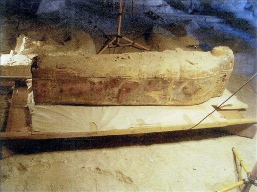 Arqueólogos españoles hallan el sarcófago y la momia de una cantora de Amón