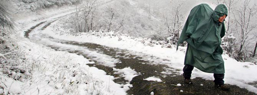 Las primeras nieves caen sobre las montañas de Lugo y Ourense que hoy permanecerán en alerta amarilla