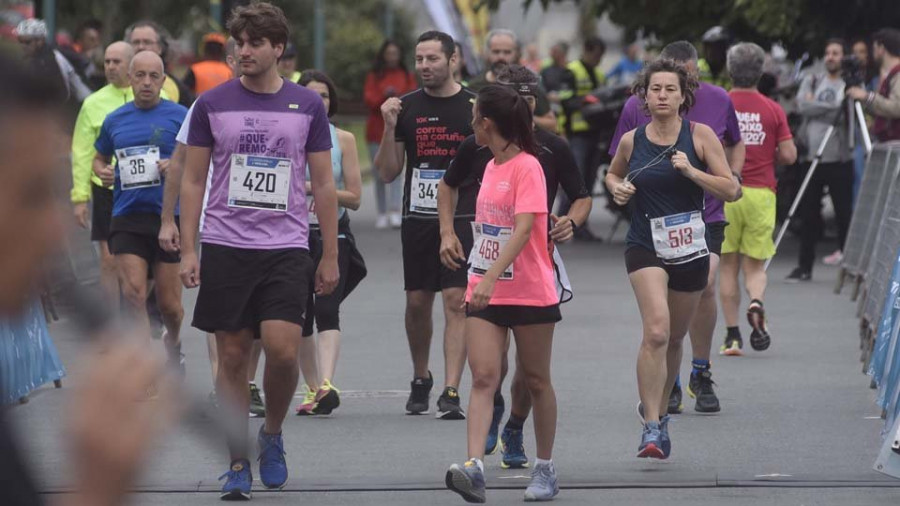 Medio millar de corredores toman las calles del barrio de Oza tras el respiro veraniego