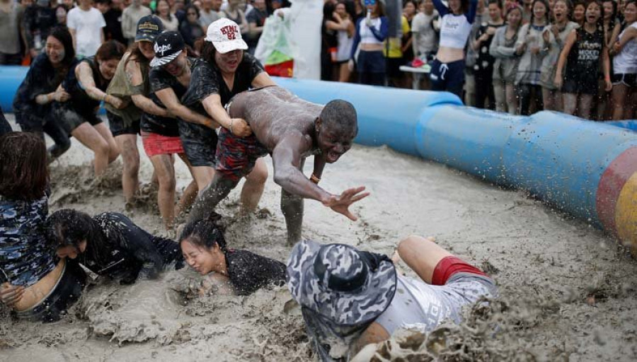 El festival del barro reúne a miles de turistas en korea del sur