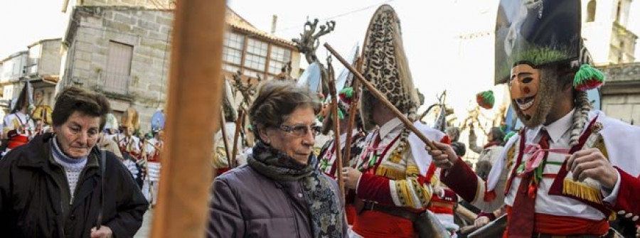 Las Pantallas y los Cigarróns toman el mando del Entroido en las calles de Xinzo de Limia y Verín