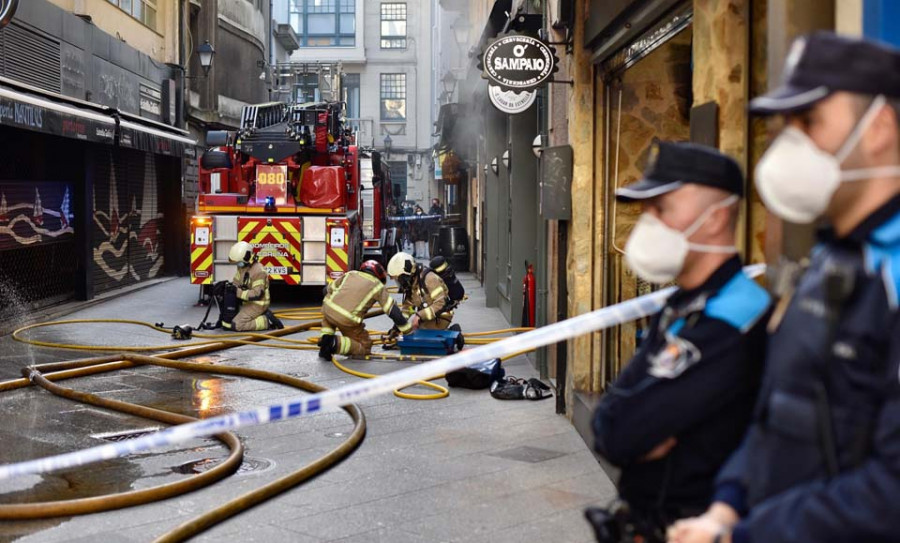 El humo de un incendio hace saltar las alarmas en la calle de la Estrella