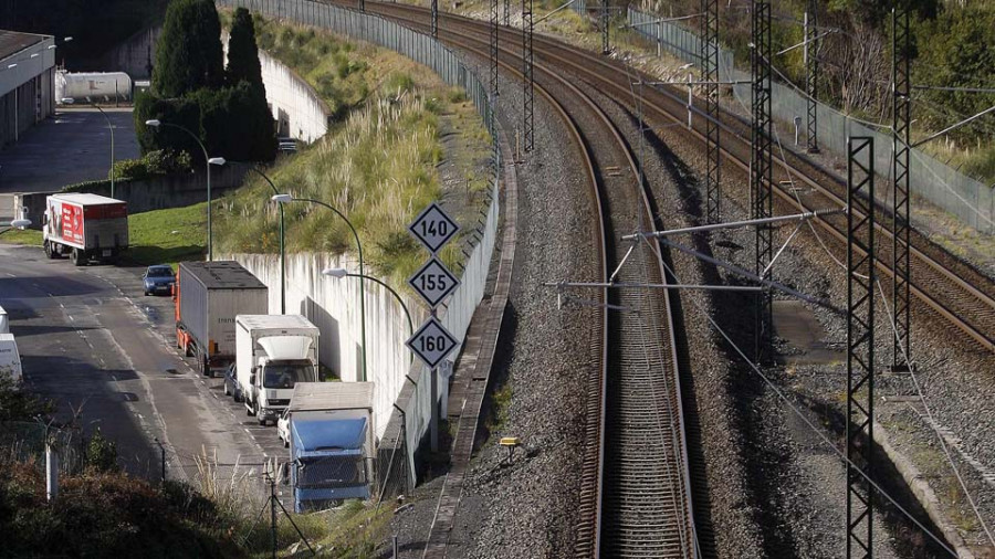 El Ayuntamiento cederá al Adif alrededor de 30.000 metros cuadrados en el polígono de Vío