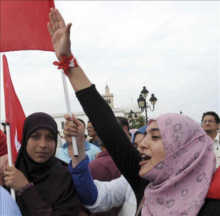 Más de 100 heridos en choques entre la policía y manifestantes en el sur de Túnez