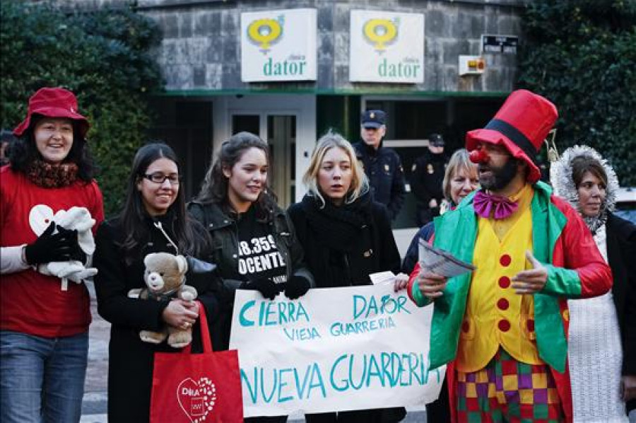 Grupos provida muestran su "repudio" al aborto frente a una clínica abortiva