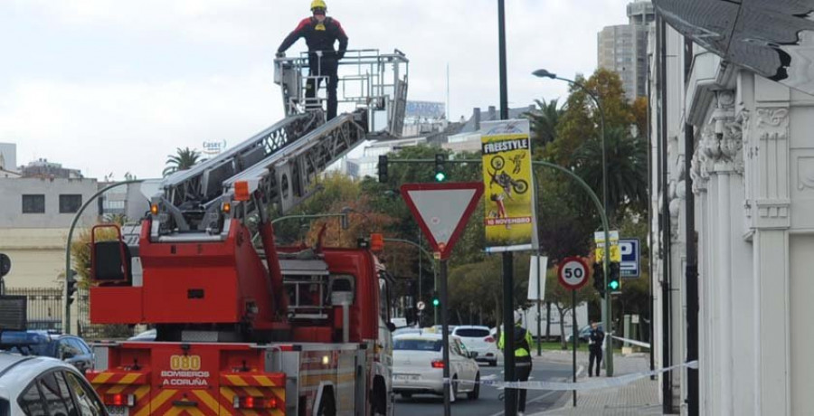 Los Bomberos sanean la fachada del Kiosko Alfonso