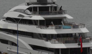 El mal tiempo trae al puerto a un yate de superlujo cuyo alquiler supera el millón de euros por semana