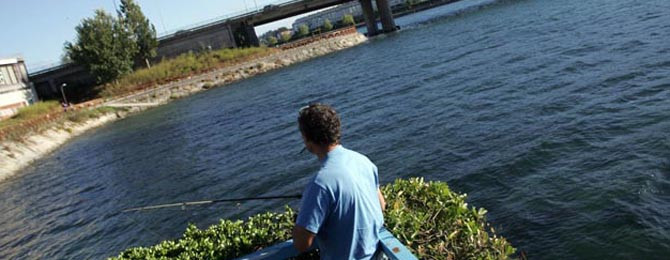 Gardacostas identifica a 15 furtivos mientras faenaban en la ría, cerrada por marea roja
